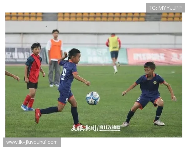 绿茵场上的隐形英雄聚焦足球比赛中场球童的默默奉献