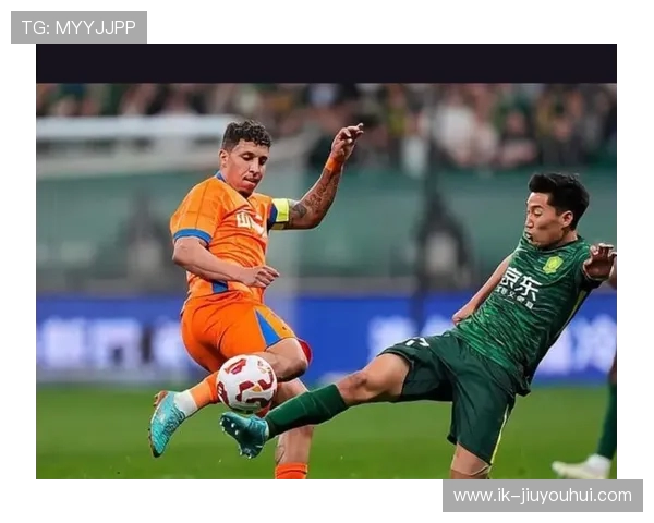 足球场上恶意犯规引发暴力冲突 球员激烈对抗赛场风云突变